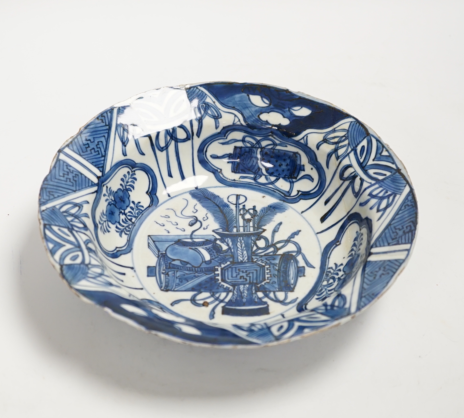 A Chinese kraak porcelain blue and white bowl, Wanli period, 22cm